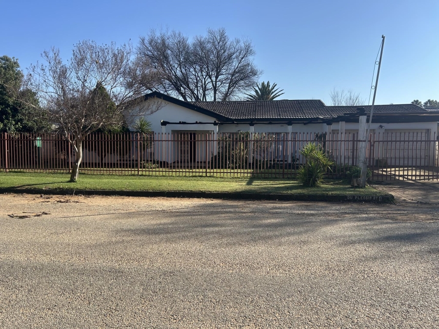 5 Bedroom Property for Sale in Viljoenskroon Free State